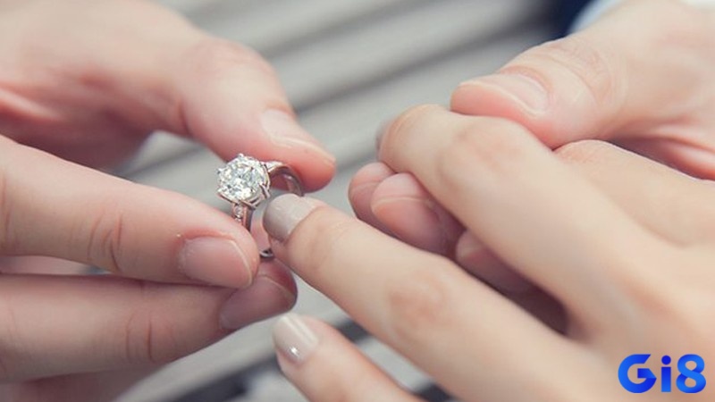 Chiêm bao tặng nhẫn vàng cho người khác cho thấy tài chính của bạn đang rất tốt