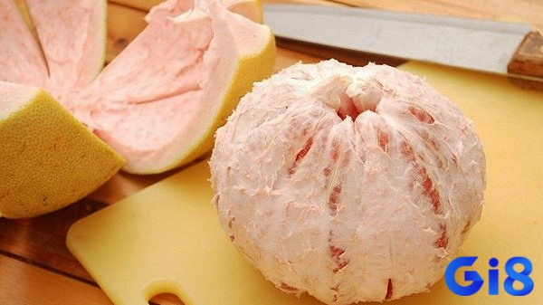 Chiêm bao thấy đang gọt bưởi là điềm chuyện tình cảm diễn ra suôn sẻ