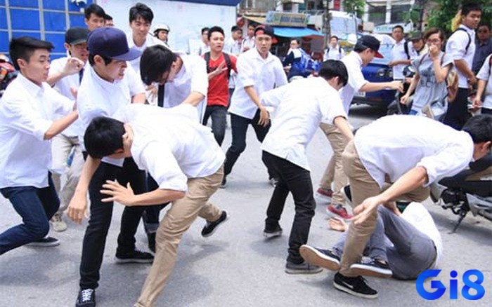 Mơ thấy đám người xúm lại đánh nhau là dấu hiệu về sự căng thẳng