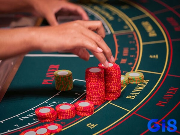 Một trong những yếu tố quan trọng khi áp dụng luật chơi bài baccarat là hiểu rõ lợi thế nhà cái (house edge)