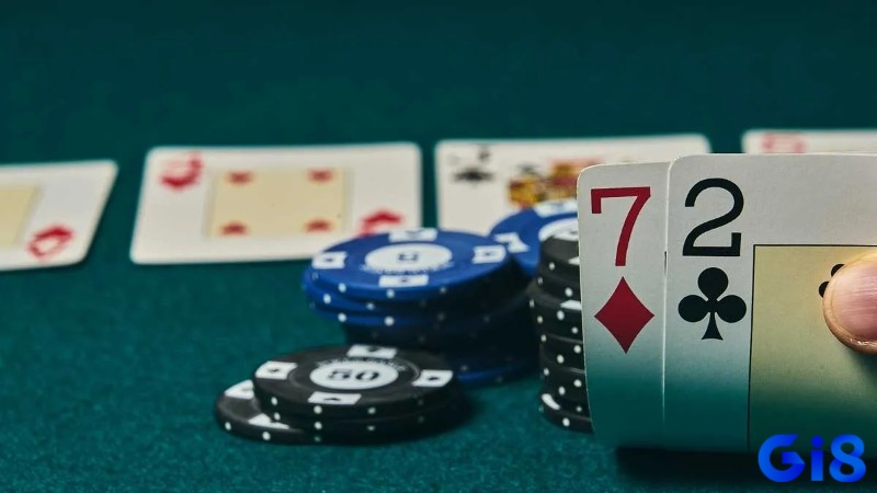 Không dùng blinds, short deck poker sử dụng ante để tạo pot từ đầu