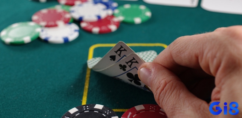 Nhịp độ khác nhau phân biệt xì tố và poker: Xì tố xoay quanh bài ngửa, poker phụ thuộc vào từng vòng lật bài chung.