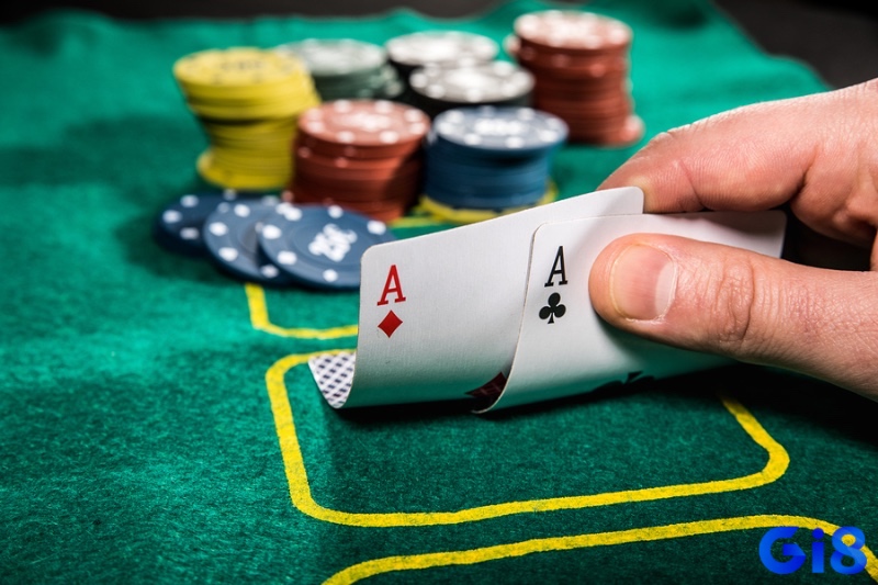 Phân biệt xì tố và poker: cả poker và xì tố đều dùng chung bảng xếp hạng tay bài, từ thấp nhất đến cao nhất.