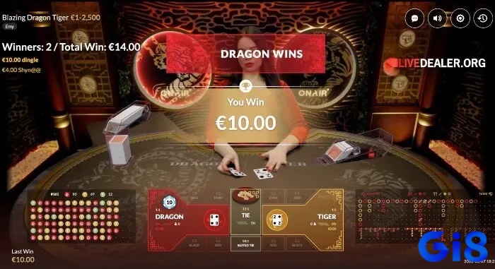 Người chơi Dragon Tiger đang quan sát bảng lịch sử kết quả để bắt cầu Rồng – Hổ, minh họa chiến thuật theo cầu phổ biến trong game