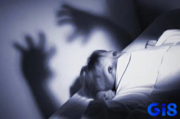 Giải mã giấc mơ bị bóng đè kèm tiếng gọi tên mình báo hiệu bạn đang bị tác động mạnh bởi lời nói hoặc áp lực từ người khác