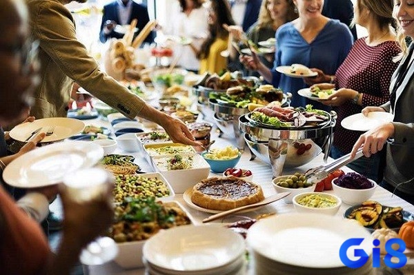 Giấc mơ thấy ăn uống cùng bạn bè liên quan đến sự cân bằng ngũ hành trong bạn
