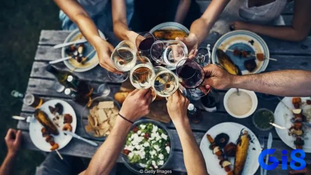Giấc mơ thấy ăn uống nhậu nhẹt với bạn cũ thể hiện những ký ức trong quá khứ của bạn