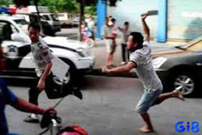 Mơ thấy đánh nhau với người lạ bằng vũ khí thể hiện cho sự xung đột mạnh mẽ hơn